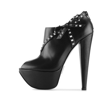truth-or-dare-madonna-shoes-15